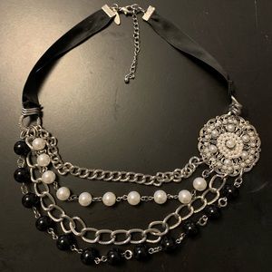 Mixed Material Pearl Necklace